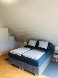 Postel nebo postele na pokoji v ubytování Blackforest Home Gengenbach nahe Europapark Rust