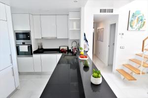Kuchyň nebo kuchyňský kout v ubytování Infinity View Penthouses by NRAS