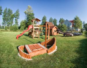 un parque infantil con tobogán y estructura de juegos en Dworek Pod Różą, en Karwieńskie Błoto Pierwsze