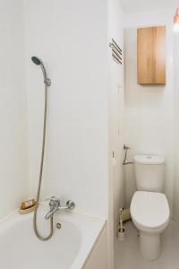 Ένα μπάνιο στο Apartament 26 z widokiem na jezioro - Olsztyn, Kortowo