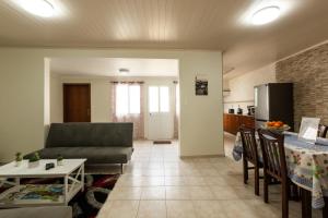 Casa Piscinas Naturais في ريبيرا غراندي: غرفة معيشة مع أريكة وطاولة
