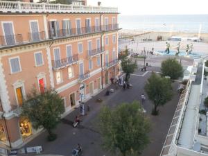 里喬內的住宿－賈爾尼阿拉斯加酒店，享有街道的空中景色,街道上拥有建筑和大海