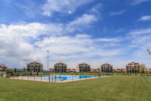 a park with a swimming pool and some buildings at Chalet Golf & Wine La Rioja-Cirueña in Cirueña