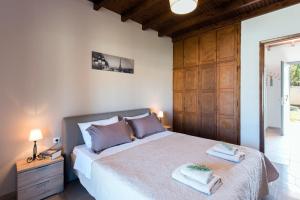 Postel nebo postele na pokoji v ubytování Cozy Family Friendly Apartment with large garden close to beaches - Dirella