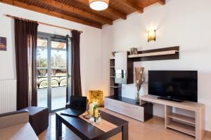 TV a/nebo společenská místnost v ubytování Cozy Family Friendly Apartment with large garden close to beaches - Dirella