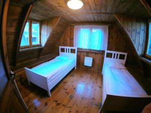 mały pokój z 2 łóżkami na poddaszu w obiekcie EKOEDEN - OŚRODEK WYPOCZYNKOWY w mieście Połczyn-Zdrój