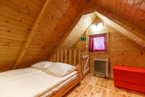 Ένα ή περισσότερα κρεβάτια σε δωμάτιο στο Siedlisko Carownica Family & Wellness