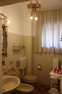 een badkamer met een toilet en een wastafel bij Suite Liberty in Taranto