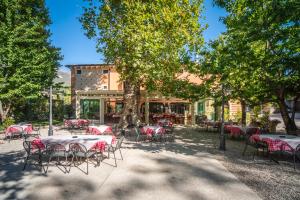 a group of tables and chairs in front of a building at Albergo Al Platano in Caprino Veronese