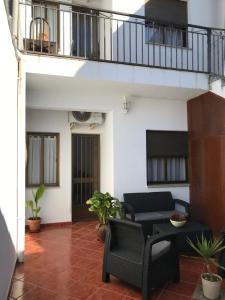 un soggiorno con divano e balcone di Casa Rural La Herencia ad Alía