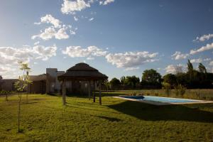 um gazebo e uma piscina num quintal em Azalea Luxury Lodge em São Rafael