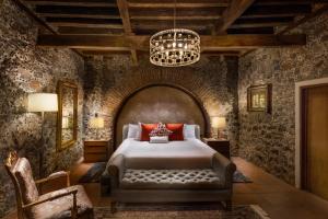 Tempat tidur dalam kamar di Hacienda Santo Cristo Hotel & Spa - Adults Only