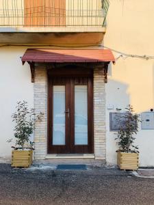 una puerta delantera de un edificio con dos macetas en Casa Vacanze La Graziella - LA DÉPENDANCE, en Ferrandina
