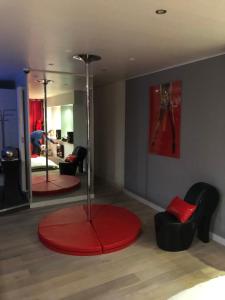 Istumisnurk majutusasutuses SPABYELLEETLUI spa rouge ou bleu