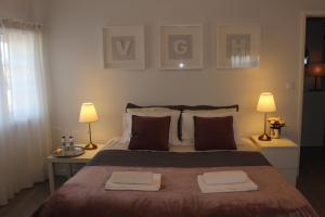 Cama ou camas em um quarto em Vigia's Guest House