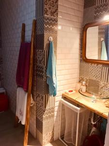 ein Badezimmer mit Waschbecken und Spiegel in der Unterkunft CASA BIKAS in Barão de São Miguel