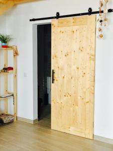 eine Holztür in der Mitte eines Raumes in der Unterkunft CASA BIKAS in Barão de São Miguel