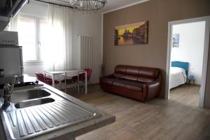 a kitchen and living room with a sink and a couch at Cozy 5 people Apartament in Mogliano Veneto