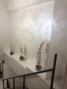 ナポリにあるB&B Blu Angelsの花瓶3本棚