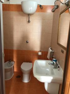 ナポリにあるB&B Blu Angelsのバスルーム(白い洗面台、トイレ付)