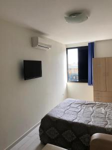 ナポリにあるB&B Blu Angelsのベッドルーム1室(ベッド1台、壁掛けテレビ付)