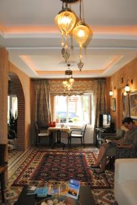 イスタンブールにあるホテル ブハラ ファミリー インのリビングルーム(ソファ付)