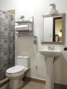 Ένα μπάνιο στο Santa Posada Suites by Lunian