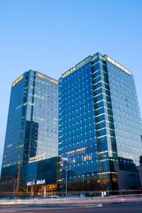 济南济南绿地美利亚酒店的有很多窗户的大型玻璃建筑