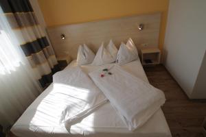 A bed or beds in a room at Seepension Neubacher KG
