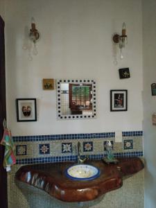 een badkamer met een houten wastafel en een spiegel bij Casa no Centro Histórico de Pirenópolis in Pirenópolis +13 foto's