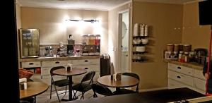 Fairway Inn في Berryville: طاولتين وكراسي في مطبخ مع كونتر