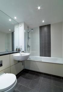 Vonios kambarys apgyvendinimo įstaigoje Exclusive Tower Bridge Apartment