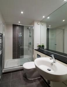 Vonios kambarys apgyvendinimo įstaigoje Exclusive Tower Bridge Apartment