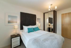 Una cama o camas en una habitación de Exclusive Tower Bridge Apartment