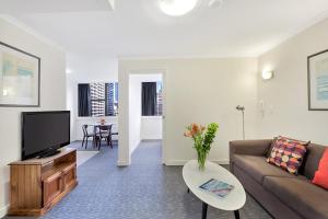 シドニーにあるPark View Apartmentのリビングルーム(ソファ、テレビ付)