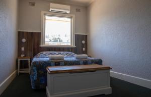 Katil atau katil-katil dalam bilik di Criterion Hotel Gundagai