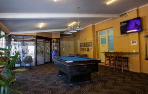 une salle de billard avec un billard et un bar dans l'établissement Criterion Hotel Gundagai, à Gundagai