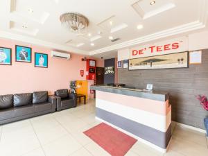 un hall d'un bureau dentaire avec un comptoir de réception dans l'établissement Hotel De' Tees, Masai Utama, à Pasir Gudang