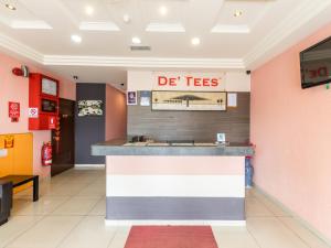 un bar en un restaurante con un cartel que lee dr ties en Hotel De' Tees, Masai Utama, en Pasir Gudang