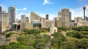 een uitzicht op de skyline van de stad met een park bij Apartment on Top of the Park in Sydney