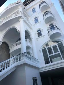 un edificio blanco con balcones y escaleras. en Ngoc Lan Hotel and Coffee, en Ðưc Trọng