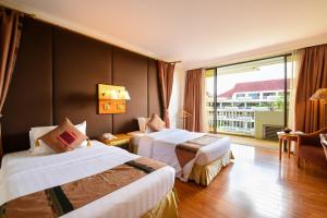 Postel nebo postele na pokoji v ubytování Angkor Century Resort & Spa