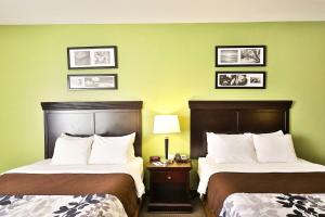 Postel nebo postele na pokoji v ubytování Sleep Inn & Suites University