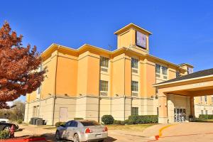 un edificio con un coche aparcado delante de él en Sleep Inn & Suites University, en Abilene