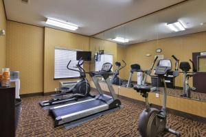 Fitness centrum a/nebo fitness zařízení v ubytování Sleep Inn & Suites University