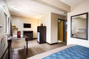 A television and/or entertainment centre at Red Lion Inn & Suites Olathe Kansas City
