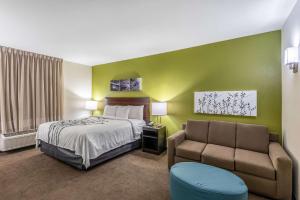 沃思堡Sleep Inn & Suites Fort Worth - Fossil Creek的酒店客房,配有床和沙发 更多37张照片