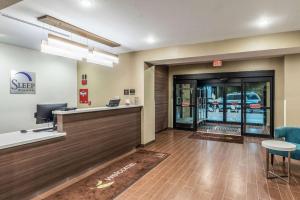沃思堡Sleep Inn & Suites Fort Worth - Fossil Creek的一个带等候室的谢里夫办公室的大厅