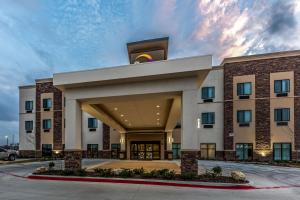 沃思堡Sleep Inn & Suites Fort Worth - Fossil Creek的一座有彩虹建筑的酒店
