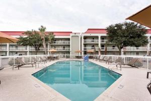 a swimming pool in front of a hotel at Quality Inn Gulfport I-10 in Gulfport